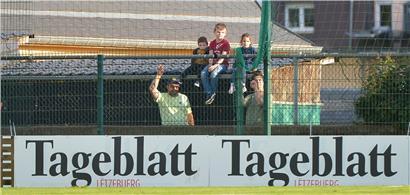 Ab morgen heißt es (zumindest für einige Fans) nicht mehr „hinter Gittern“ oder Zäunen
