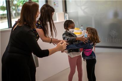 Ab nächstem Montag können die Schüler wieder alle zusammen in die Schule gehen. Es ist die nächste Stufe der Exit-Strategie. Umarmungen sind allerdings noch nicht erlaubt.
