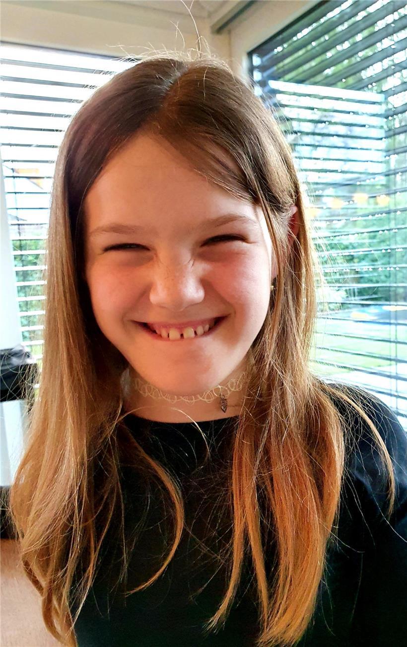 Abby Scheidweiler ist in ihrem Alltag auf Gehhilfen angewiesen
