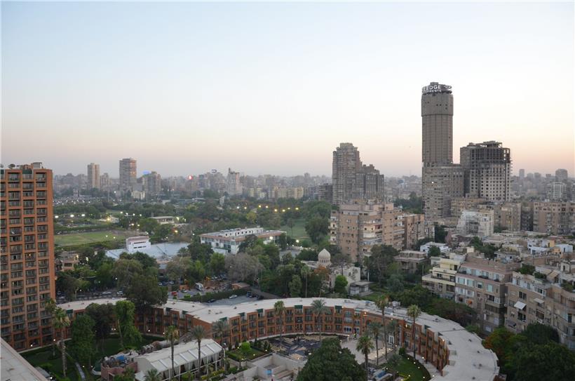 Abdel Fattah al-Sisi regiere das Land mithilfe des Militärs, erklären die Aktivisten. Die Streitmacht sei seine eigentliche politische Partei, so Menschenrechtler Mohamed Zaree.
