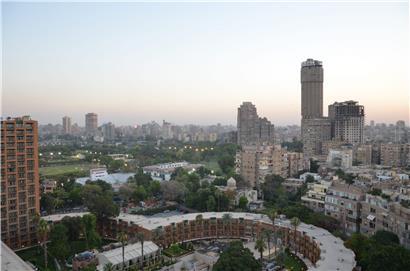 Abdel Fattah al-Sisi regiere das Land mithilfe des Militärs, erklären die Aktivisten. Die Streitmacht sei seine eigentliche politische Partei, so Menschenrechtler Mohamed Zaree.
