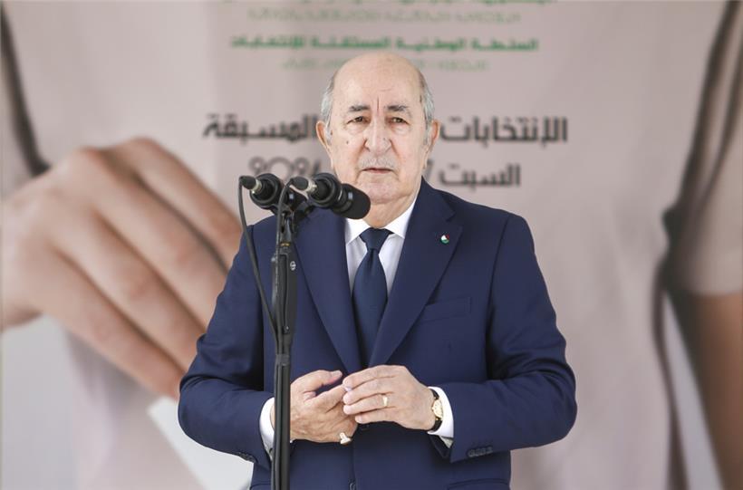 Abdelmadjid Tebboune, Präsident von Algerien und Kandidat für die Wiederwahl, spricht nach der Stimmabgabe in einem Wahllokal während der Präsidentschaftswahlen
