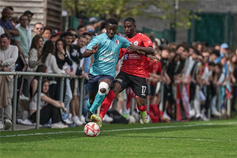 Abdoul Dante und Bruno Correia lieferten sich ein engagiertes Duell vor einer tollen Kulisse
