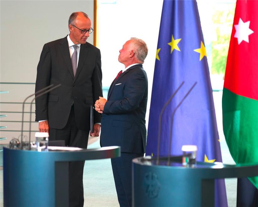 Abdullah II. Ibn Al-Hussein (r.), König von Jordanien, und Bundeskanzler Friedrich Merz (CDU) kommen nach ihrem Gespräch im Bundeskanzleramt zur Pressekonferenz
