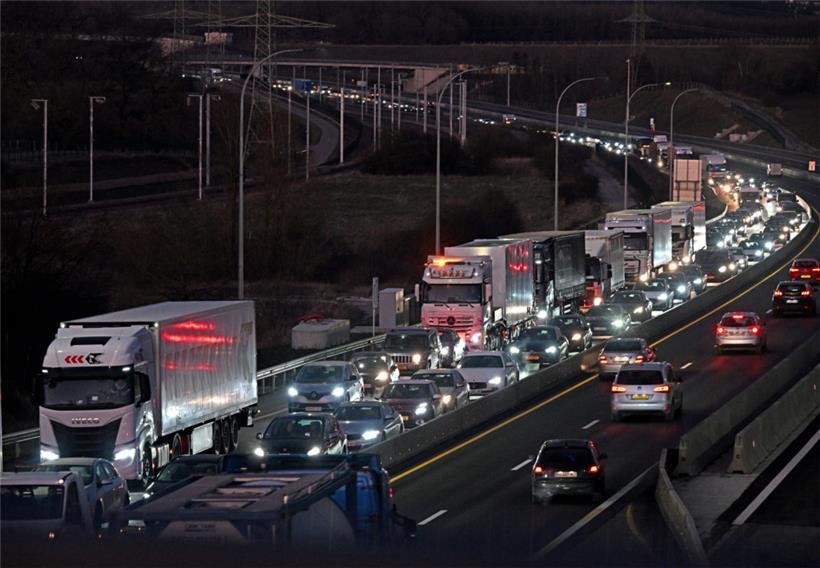 Abendlicher Stau auf der A3: Tankstellen, Antriebe und Mobilitätskonzepte stehen vor großen Veränderungen
