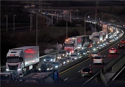 Abendlicher Stau auf der A3: Tankstellen, Antriebe und Mobilitätskonzepte stehen vor großen Veränderungen
