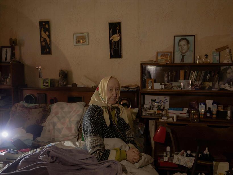 88-jähriger Esfir Rudminska wirkt verängstigt während ständiger Bombenangriffe, zeigt Belastung durch Kriegstrauma