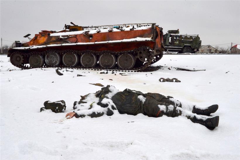 „Aber wenn er fällt?“: Ein toter russischer Soldat liegt nahe der ukrainischen Stadt Charkow im Schnee

