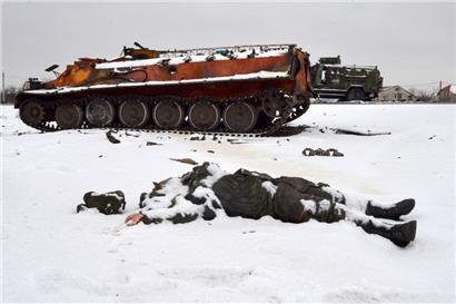 „Aber wenn er fällt?“: Ein toter russischer Soldat liegt nahe der ukrainischen Stadt Charkow im Schnee
