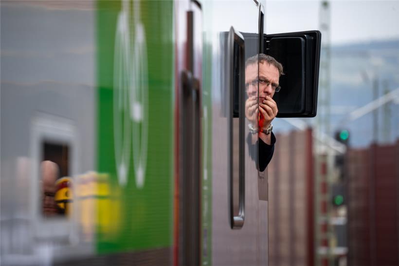 Abfahrt? Ein Triebwagenführer schaut aus dem Sonderzug.