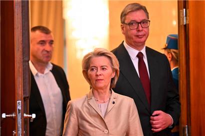 Abgekühlte Beziehungen: Die EU-Kommissionspräsidentin Ursula von der Leyen (l.) war am Mittwoch zu Gast beim serbischen Präsidenten Aleksandar Vucic (r.)
