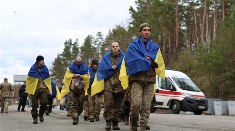 Abgemagert und vermutlich auch von Folter gezeichnet, kehren ukrainische Soldaten aus russischer Kriegsgefangenschaft zurück
