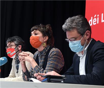 Abgeordnete Nathalie Oberweis (M.) zusammen mit ihren Parteikollegen Gary Diderich (l.) und David Wagner (r.)
