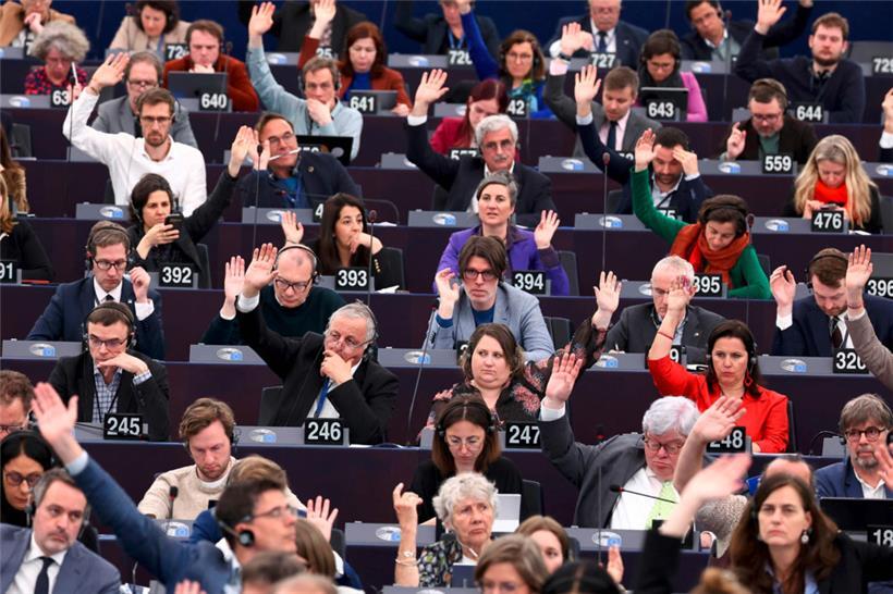 Abgeordnete während der Abstimmung am Dienstag im Europaparlament in Straßburg
