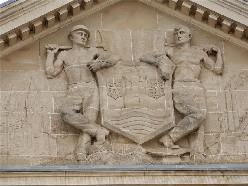 Verfallenes Gebäude, Symbol des Vergessens, dargestellt im historischen Wappen als Zeichen der Erinnerung