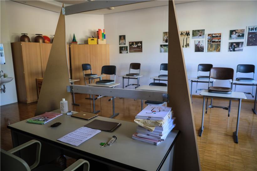 Abgeschottet: In den Klassensälen trennt eine Plexiglas-Scheibe Lehrer und Schül...