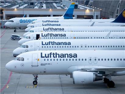 Abgestellte Lufthansa Flugzeuge am Flughafen Frankfurt bei klarem Himmel, Parkposition der Flugzeuge sichtbar