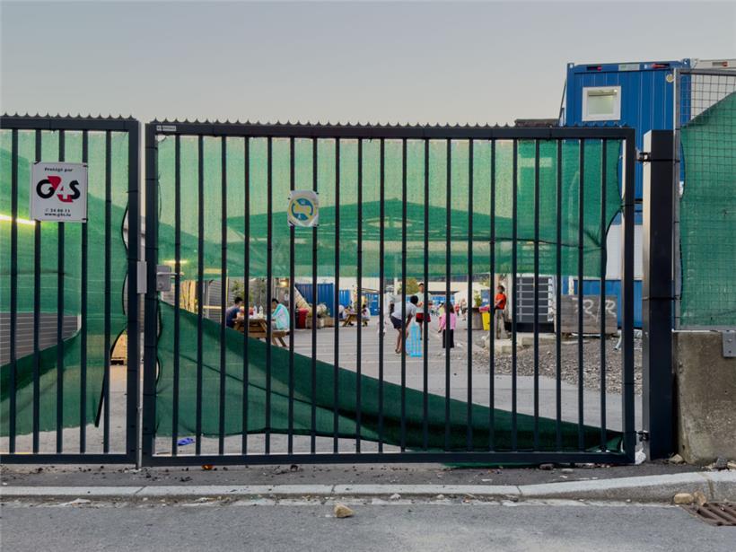 Abgetrennt und überwacht: der Eingang zu einer Unterkunft des ONA
