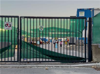 Abgetrennt und überwacht: der Eingang zu einer Unterkunft des ONA
