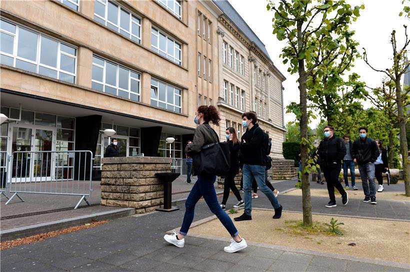 Abiturienten des „Lycée des Garçons“ in Esch auf dem Weg ins Schulgebäude
