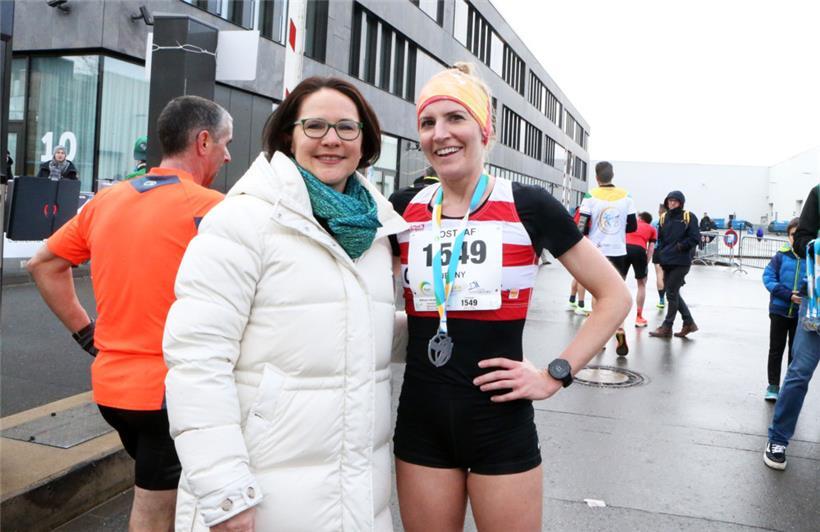 Abklatschen beim „Postlaf“: Yuriko Backes aus Team Blau
