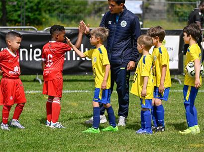 Spieler klatschen nach dem Fußballspiel ab, Symbol für Fair Play und sportlichen Respekt am Sonntag.