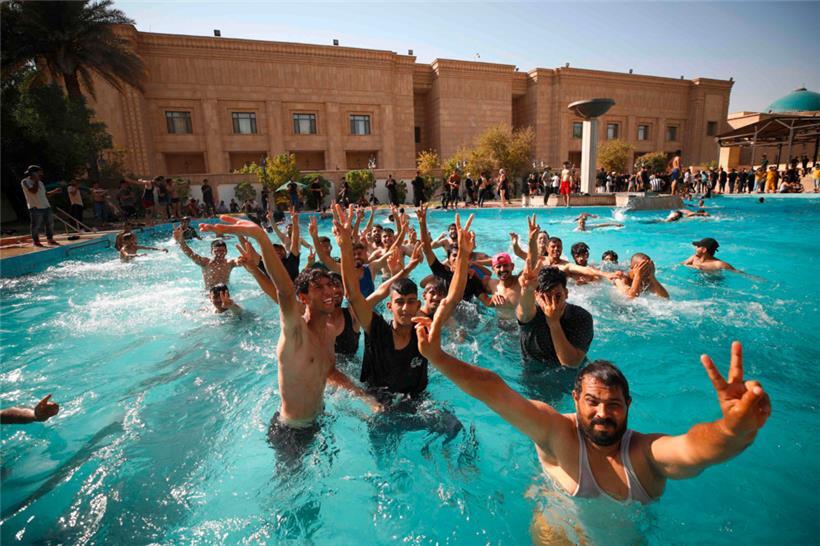 Abkühlung nach dem Palast-Sturm: Sadr-Anhänger feiern im Pool im Garten des Gebäudes

