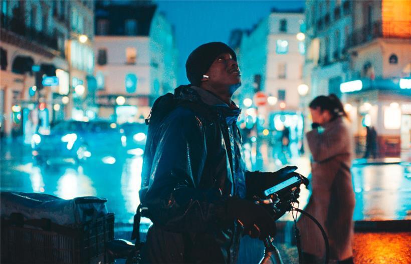 Abou Sangaré, acteur sans-papiers, incarne un jeune migrant, livré à lui-même dans un Paris bruyant, hostile, prêt à tout pour décrocher l’asile
