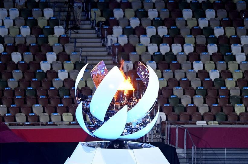 Abschlussfeier im Olympiastadion: Die olympische Flamme kurz vor dem Erlöschen
