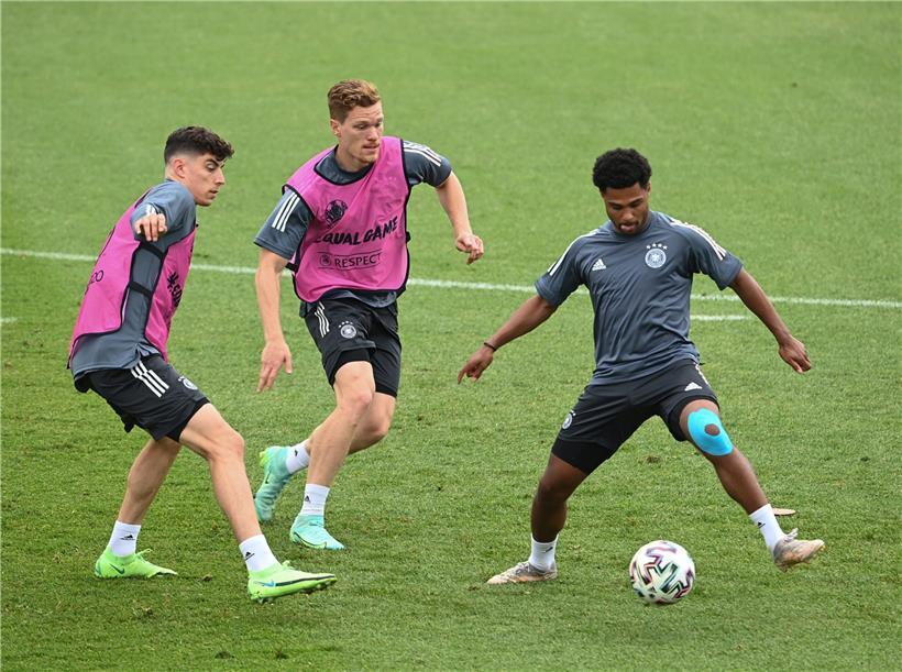 Abschlusstraining Deutschlands im Adi-Dassler-Stadion vor dem Spiel gegen Ungarn: Die Spieler Kai Havertz, Marcel Halstenberg und Serge Gnabry wärmen sich mit dem Ball auf
