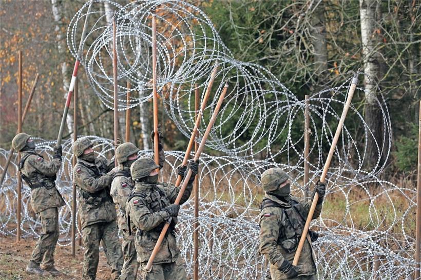 Abschottung: Polnische Soldaten installieren im November 2022 Stacheldraht entlang der Grenze zur russischen Exklave Kaliningrad
