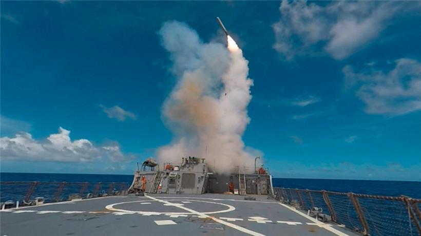 Abschuss einer Tomahawk-Rakete vom US-Zerstörer „Stethem“ 
