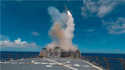 Abschuss einer Tomahawk-Rakete vom US-Zerstörer „Stethem“ 
