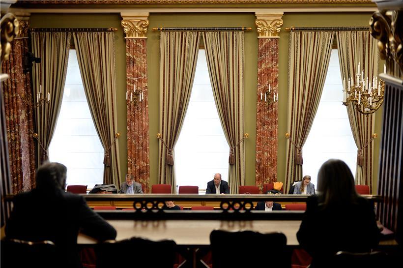 Abstand halten gilt auch im Parlament; trotzdem lief die Sitzung reibungslos
