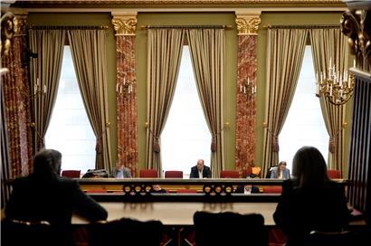Abstand halten gilt auch im Parlament; trotzdem lief die Sitzung reibungslos
