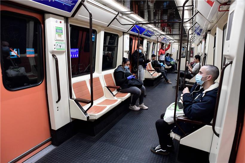 Abstand halten in der Madrider U-Bahn
