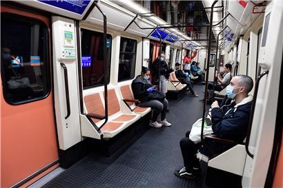 Abstand halten in der Madrider U-Bahn
