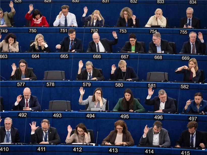 Abstimmungsrunde im Europäischen Parlament mit Abgeordneten bei der Entscheidung über EU-Gesetze