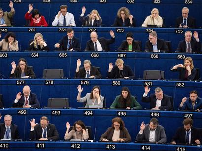Abstimmungsrunde im Europäischen Parlament mit Abgeordneten bei der Entscheidung über EU-Gesetze