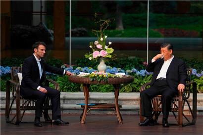 Abwarten und Tee trinken: Chinas Xi Jinping (r.) und sein französischer Gast Emmanuel Macron vergangene Woche in Guangzhou
