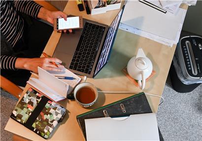 Abwarten und Tee trinken – Grenzgänger aus Frankreich werden weiterhin nicht in ihrer Heimat zur Kasse gebeten, wenn sie länger als 29 Tage im Homeoffice arbeiten.
