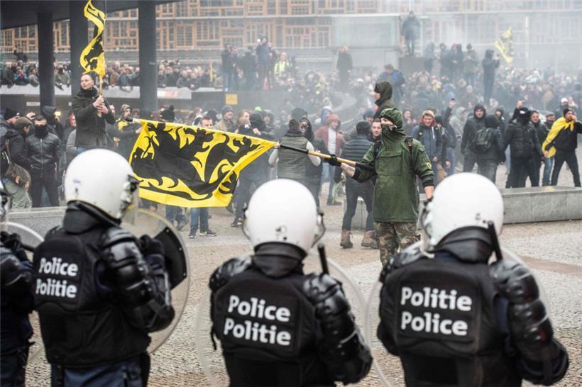 Abwehr gegen rechts: Aufmarsch von Anhängern der Partei Vlaams Belang in Brüssel im Dezember 2018
