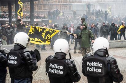 Abwehr gegen rechts: Aufmarsch von Anhängern der Partei Vlaams Belang in Brüssel im Dezember 2018
