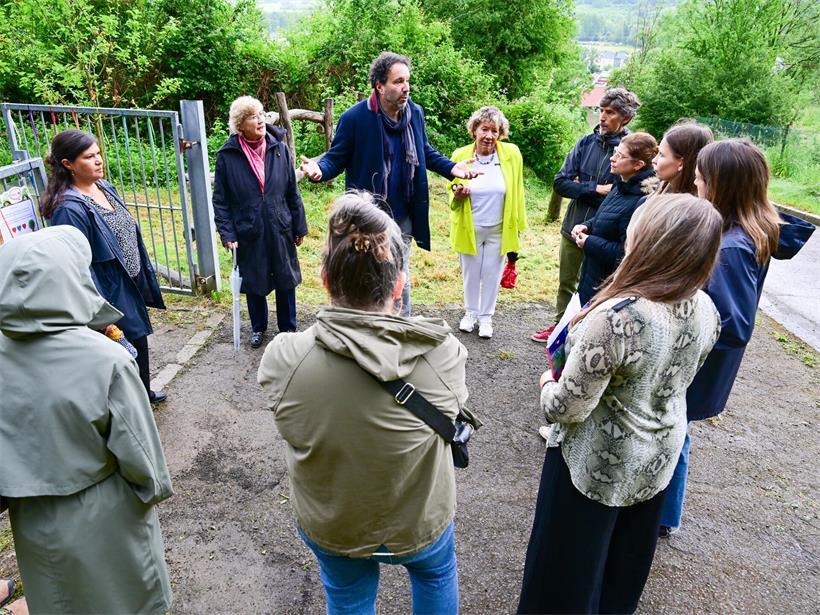 Acht besorgte Eltern in Luxemburg warten am Mittwoch auf städtische Antworten für ihre Kinderbetreuung und Zukunft.