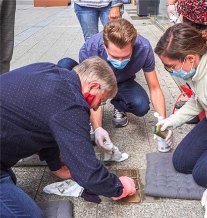 Acht Freiwillige haben die Escher Stolpersteine gesäubert
