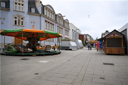 Acht Schausteller sind am Brillplatz angesiedelt, was das Lehrpersonal in der größten Grundschule Luxemburgs, der Brillschule (links im Bild), nicht gerade freut 
