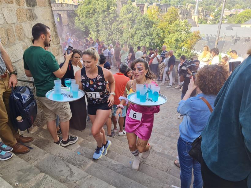 Achtung, es geht nach oben! Das Treppensteigen mit Serviertablett will gelernt s...