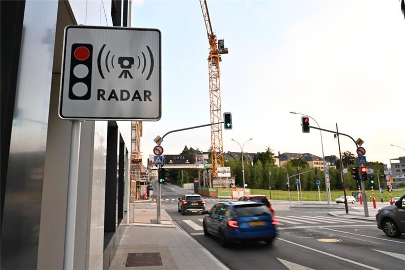 Achtung, hier wird geblitzt: Warnung vor einer Rotlicht-Radarfalle in Luxemburg-Stadt
