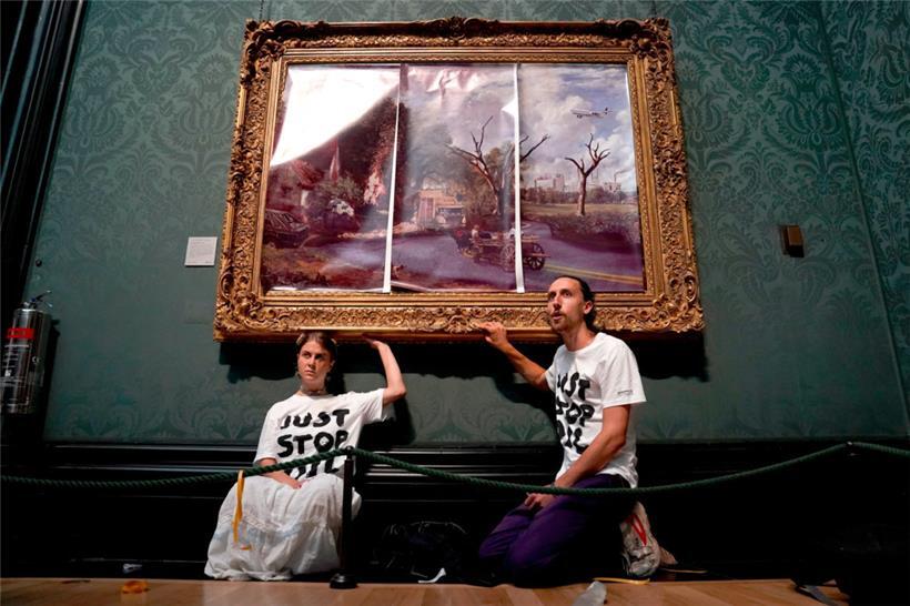 Action menée le 4 juillet 2022 par des activistes de „Just Stop Oil“ proposant une vision dystopique de „The Hay Wain“ de John Constable à la National Gallery de Londres
