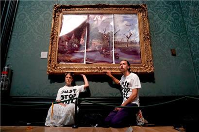Action menée le 4 juillet 2022 par des activistes de „Just Stop Oil“ proposant une vision dystopique de „The Hay Wain“ de John Constable à la National Gallery de Londres
